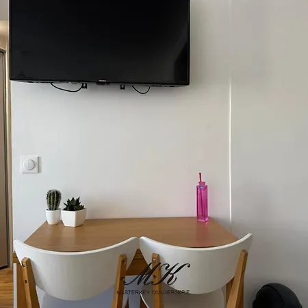L'escale A Deux Pas De La Gare & Netflix, *