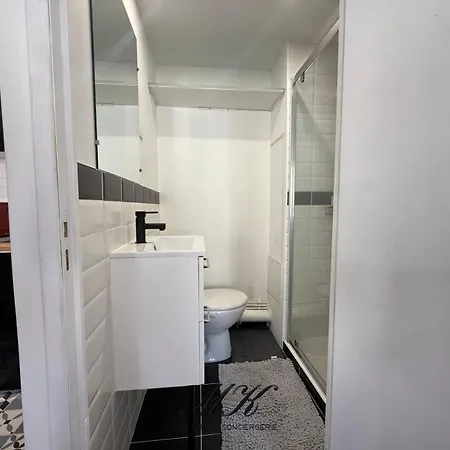 L'escale A Deux Pas De La Gare & Netflix, *